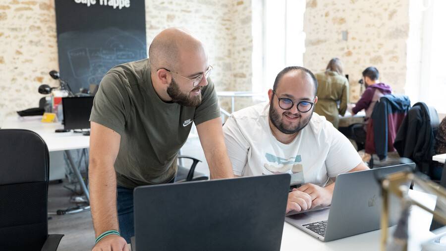 echanges_collaborateurs_ordinateurs.jpg