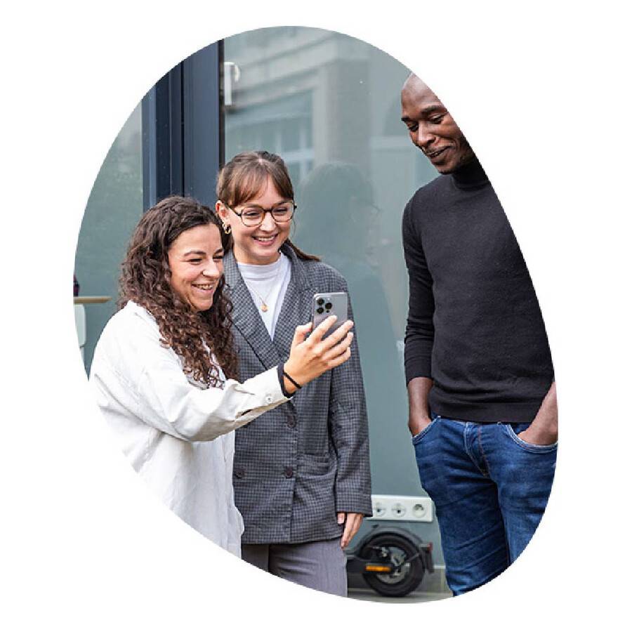 3-personnes-regardent-un-telephone.jpg